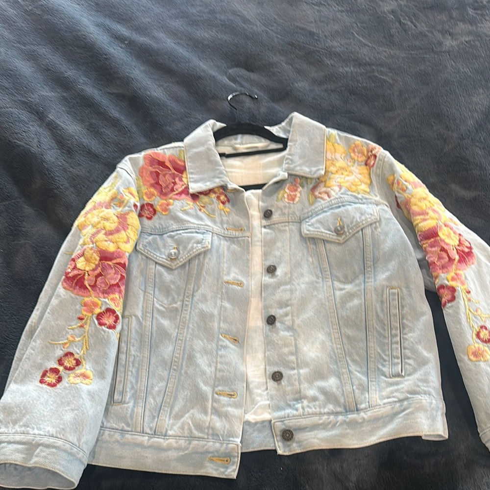 Authentic Gucci Floral Embroidered Denim Jacket size 44